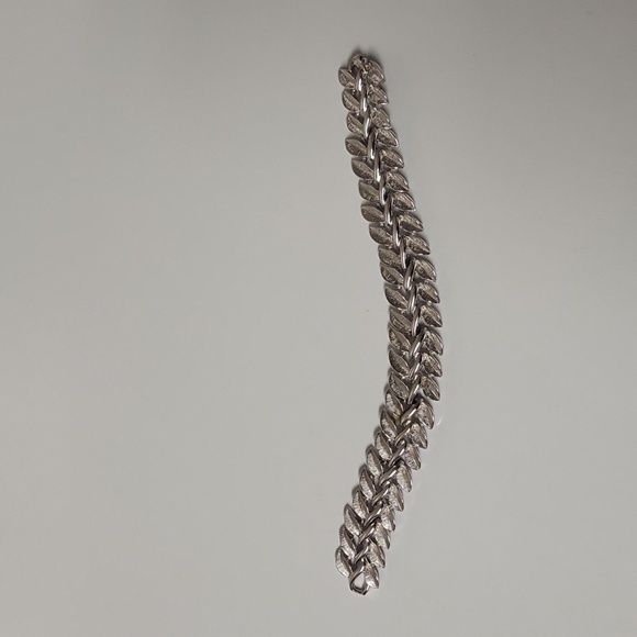 NWOT Sarah Coventry Silver Tone bracelet - Picture 3 of 9